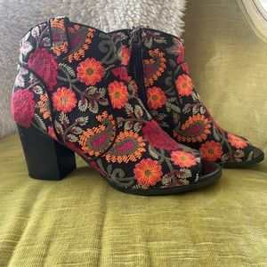 Crown Vintage Embroidered Peep Toe Booties Sz 8